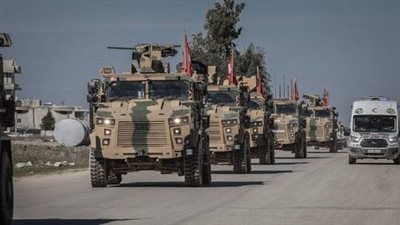 وزير الدفاع التركي يتفقد الحدود مع سوريا