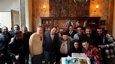 أسرة 'البطة الصفرا' تحتفل بعيد ميلاد غادة عادل أول ايام تصوير الفيلم
