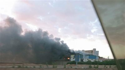 الدفع بـ11 سيارة إطفاء للسيطرة على حريق مصنع ملابس بالمنوفية