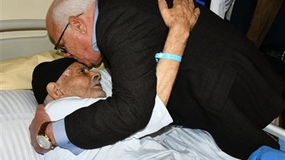 محافظ بورسعيد يتفقد مستشفى الزهور ويلتقي بعدد من المواطنين