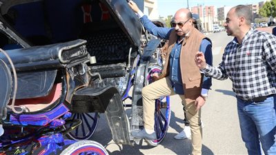 محافظ أسوان يتفقد نماذج لإحلال وتجديد عربات الحنطور