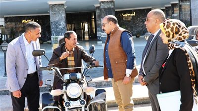 محافظ أسوان يسلم 2 دراجة بخارية مخصصة لذوى الهمم