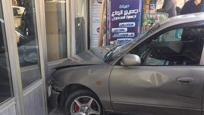 سيدة تفقد السيطرة على سيارتها وتهشم واجهة احد المحال التجارية ببورسعيد
