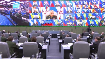 وزير الدفاع الروسي يعقد اجتماعا موسعا مع قيادات الجيش