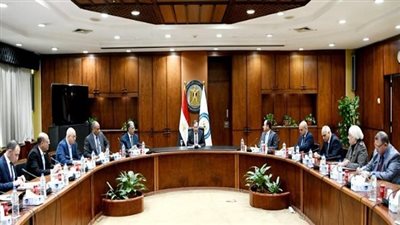 وزير البترول يعقد اجتماع موسع لاستعراض التحديات التى يمر بها القطاع
