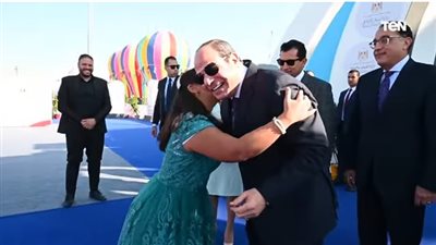 شاهد.. إحدى فتيات ذوي الهمم تحتضن السيسي بمعرض 