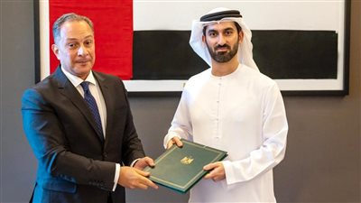السفير المصري في أبوظبي يقدم صورة أوراق اعتماده