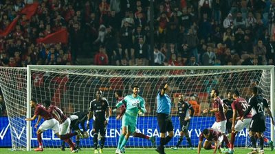 خبير تحكيمي يوضح مدى صحة هدف الأهلي الملغي أمام سيراميكا كليوباترا