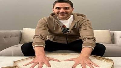 تركي آل الشيخ ينشر صورة لـ أحمد عز أثناء وضع بصمته على حائط الشهرة بموسم الرياض 