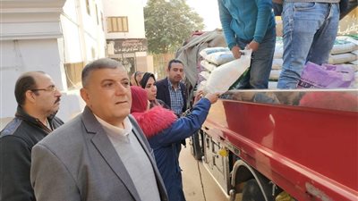 إقبال على توزيع الأرز في شربين بسعر 13.5 جنيها 