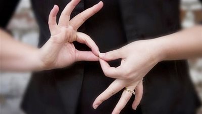 ما لا تعرفه عن لغة الإشارة.. 35 رمزا يدويا تربطنا بعالم الصم والبكم
