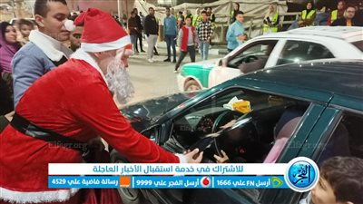 الشعب الجمهوري بالفيوم يوزع ورود وأعلام أمام الكنائس والشوارع احتفالا بعيد الميلاد المجيد 