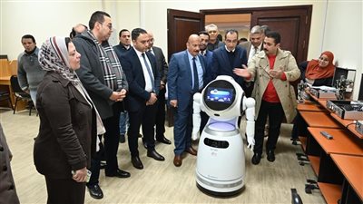 رئيس جامعة الفيوم يتفقد معامل كلية الحاسبات وتكنولوجيا المعلومات