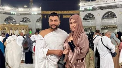 هاجر أحمد مع زوجها لأداء مناسك العمرة (صورة)