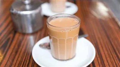 أخصائي تغذية علاجية يصدم محبي الشاي باللبن (فيديو)