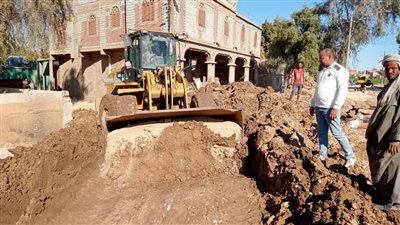 بطول 3 كيلو.. تسوية طريق الجحاريد في أبومناع غرب ورفع نواتج الحفر بالميات