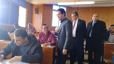 نائب رئيس جامعة بنها يتفقد الامتحانات بكليات الزراعة والتربية والتجارة والآداب