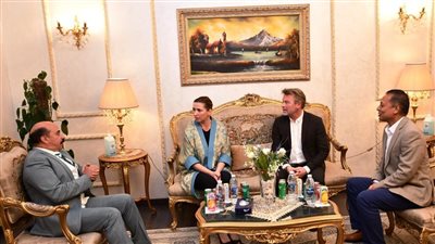 محافظ أسوان يستقبل رئيسة وزراء الدنمارك بمطار أسوان الدولي