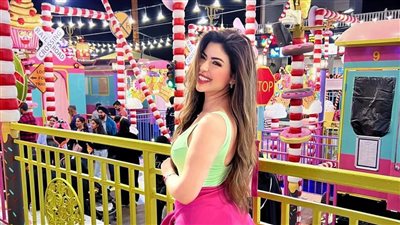 شاهد.. ميرنا جميل تتألق بإطلالة مبهجه في أحدث ظهور لها