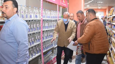 محافظ القليوبية يجري جولة للتأكد من الالتزام بالأسعار
