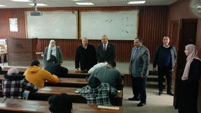 رئيس جامعة بنها يتفقد الامتحانات بكليتي الهندسة والعلوم