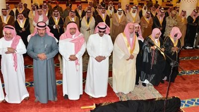 أمير الرياض يؤدي صلاة الميت على الأميرة هيا بنت سعود بن عبدالله
