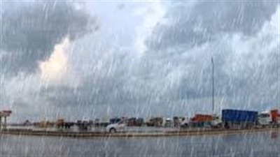 الأهالى يخرجون للاستمتاع بالأجواء الماطرة في مكة المكرمة