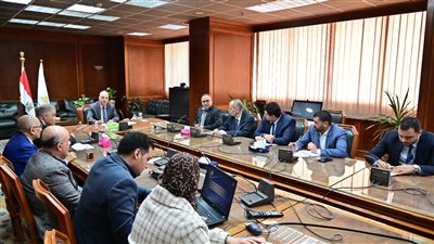 وزير الري يتابع موقف مشروعات الصرف المغطى وإجراءات تطوير برامج الأبحاث 