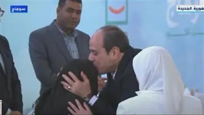 لافتة إنسانية.. السيسي يقبل رأس مُسنة من أهالي سوهاج