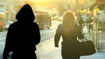 المشدد 5 سنوات لشاب تحرش بسيدة أثناء سيرها بالشارع 