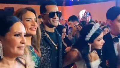 محمد رمضان يشعل أجواء حفل زفاف ابنة شقيقة شريهان بحضور زينة (فيديو)