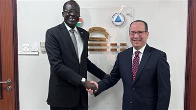 سفير مصر في جنوب السودان يلتقي وزير العمل (صور)
