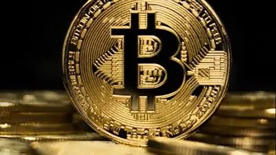 بيتكوين تتجاوز حاجز الـ 17 ألف دولار