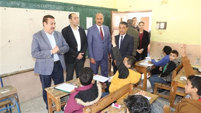 محافظ المنوفية يتفقد عددًا من اللجان المدرسية بشبين الكوم