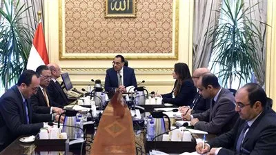 رئيس الوزراء يستعرض ضوابط حوكمة منح صفة الضبطية القضائية للموظفين على قطاعات الاستثمار والأعمال