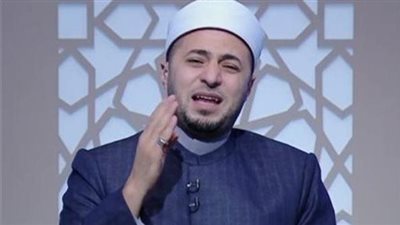 أزهري يوضح حكم الأضحية بديك وغمس الأصابع بدم الذبيحة وطبعها على المنزل