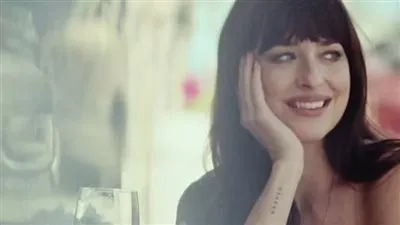 داكوتا جونسون تشارك بحملة لدار أزياء 