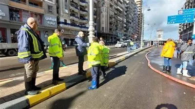 تواصل أعمال رفع مياه الأمطار من شوراع الإسكندرية (صور)