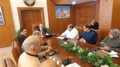 محافظ بورسعيد يلتقي موظفي الديوان والمراكز التكنولوجية لمتابعة عدد من الملفات