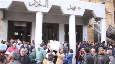 وصول جثمان والد الفنانة ريم البارودي لأداء صلاة الجنازة عليه بمسجد السلام (صور) 