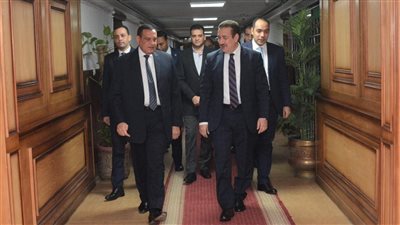 وزير التنمية المحلية يتابع مع محافظ المنوفية توافر السلع الغذائية بأسعار مخفضة للمواطنين