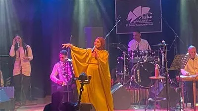 هلا رشدي تبدأ حفلها بساقية الصاوي بأغنية 