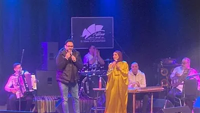 أكرم حسني مفاجأة حفل هلا رشدي (صور وفيديو)