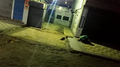 رغم الأمطار والأرصفة المبتلة.. عامل نظافة يؤدي صلاة الفجر بالشارع