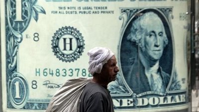 السعر العادل للدولار.. خبير اقتصادي يكشف لـ 