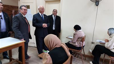 رئيس جامعة بنها يتفقد الامتحانات بكليتي الزراعة والطب البيطري