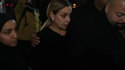 عاجل.. ريم البارودي تنزعج من المصورين وتمنعهم من التواجد أمام عزاء والدها