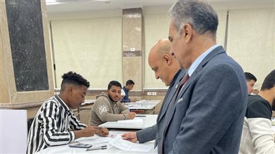 رئيس جامعة أسوان يتفقد لجان الامتحانات بكلية الهندسة