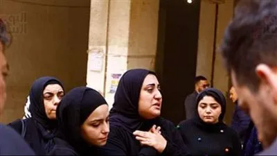 انهيار زوجة الشاعر ناصر الجيل أثناء تشييع جثمانه