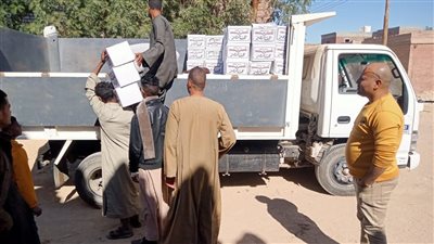 توزيع كراتين مواد غذائية بنصف الثمن على المواطنين في أبومناع غرب بقنا